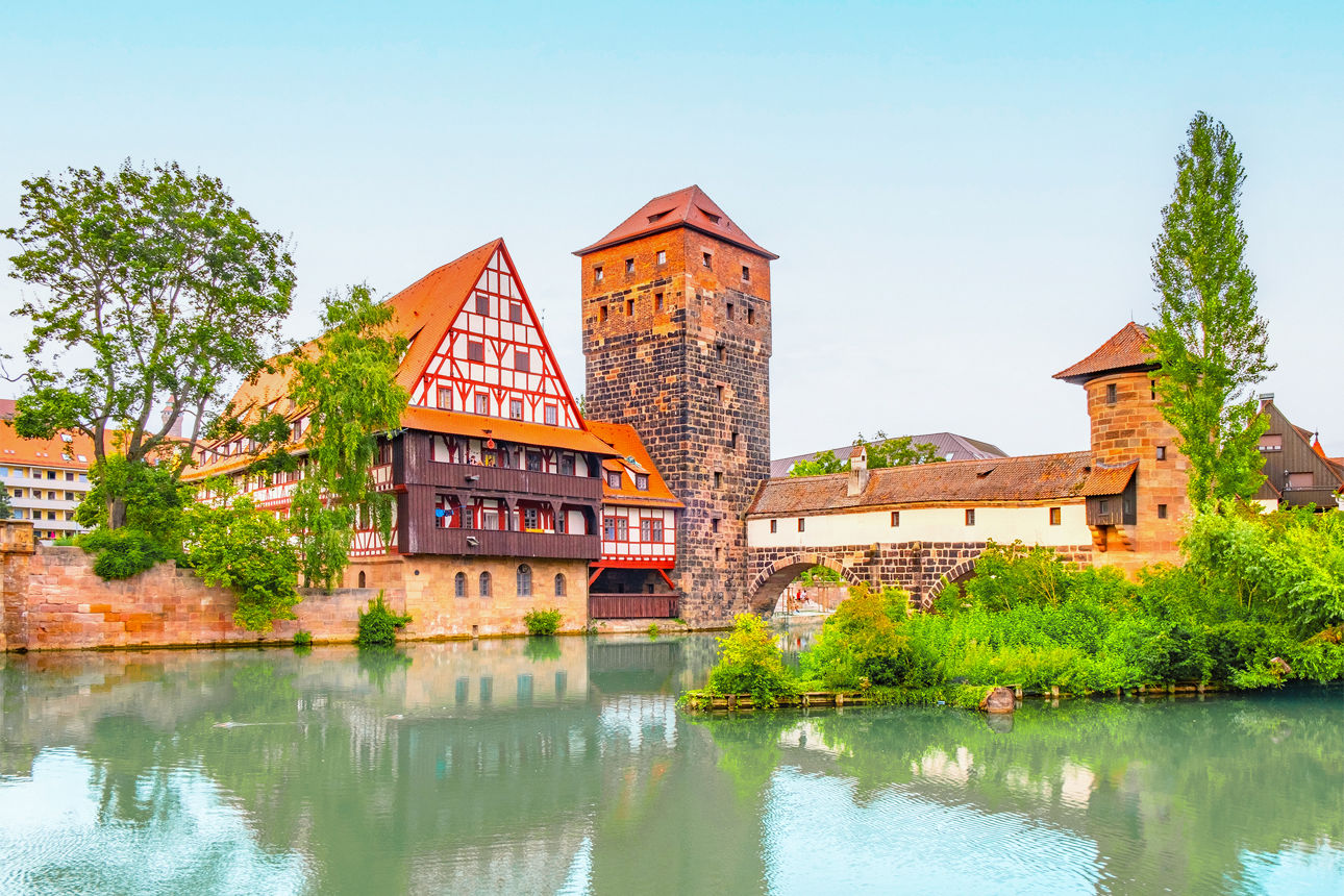 Blick über den Nürnberg Fluss Pegnitz mit dem Fachwerkhaus Weinstadl im Hintergrund