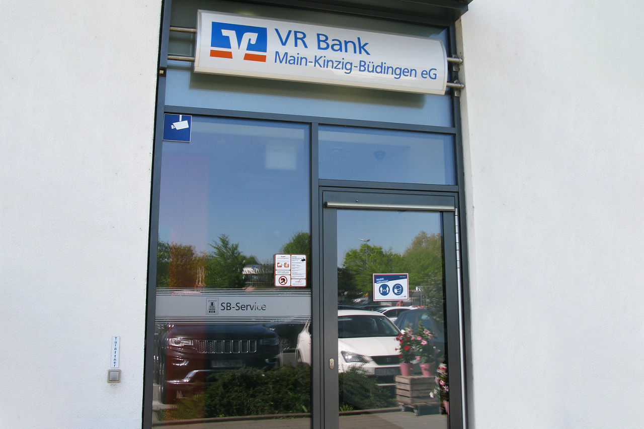 Das Bild zeigt die Eingangstür zur SB-Stelle in Nidderau-Heldenbergen