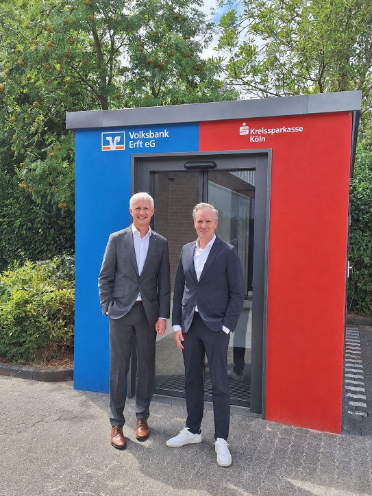 Zwei Personen vor einem SB-Pavillon in Oberaußem