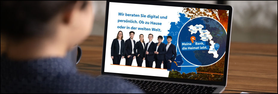 Sitzende Person sieht auf dem Laptop die Ansprechpartner der Smart Banking Beratung