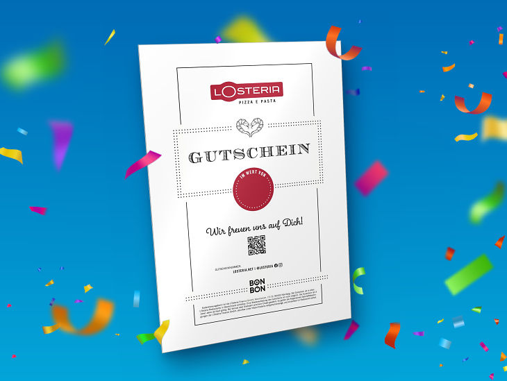 Ein L'Osteria-Gutschein vor blauem Hintergrund mit Konfetti