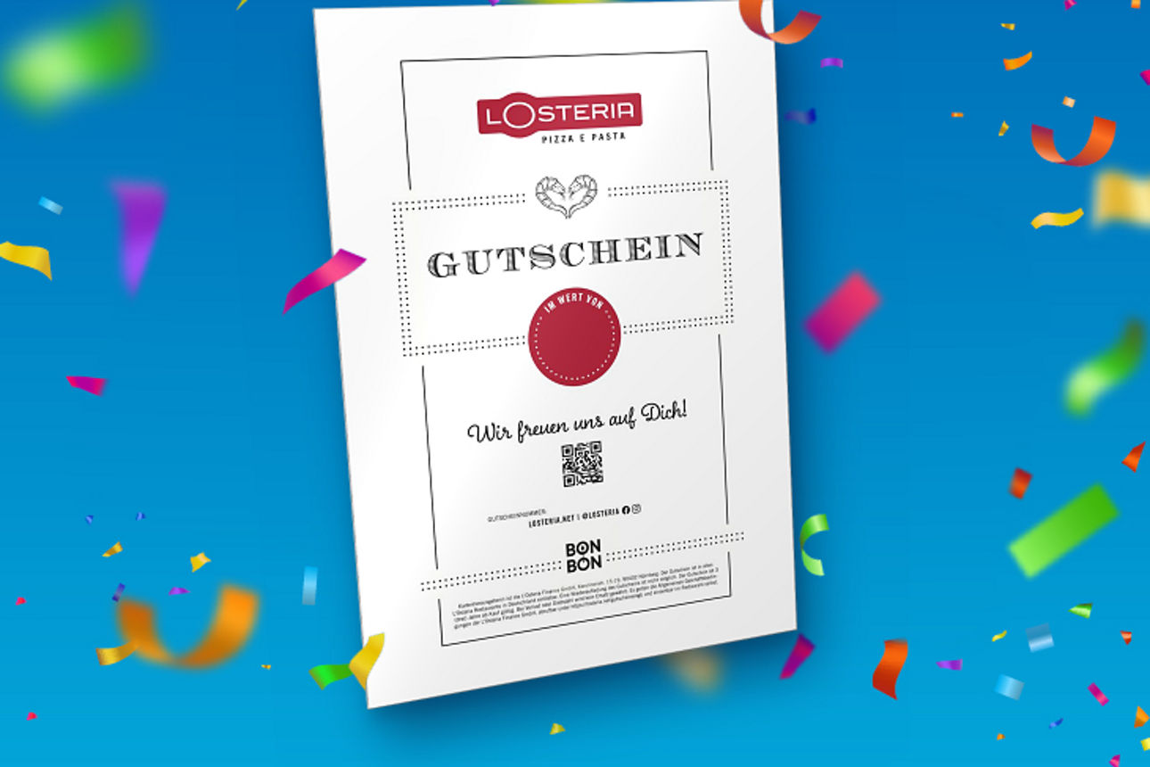 Ein Gutschein für L'Osteria vor blauem Hintergrund mit buntem Konfetti