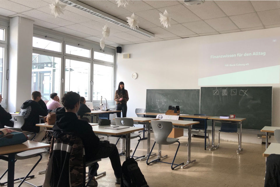 Privatkundenberaterin Annalena Hartung bei ihrem Impulsvortrag zum Thema Finanzen am SBSCI