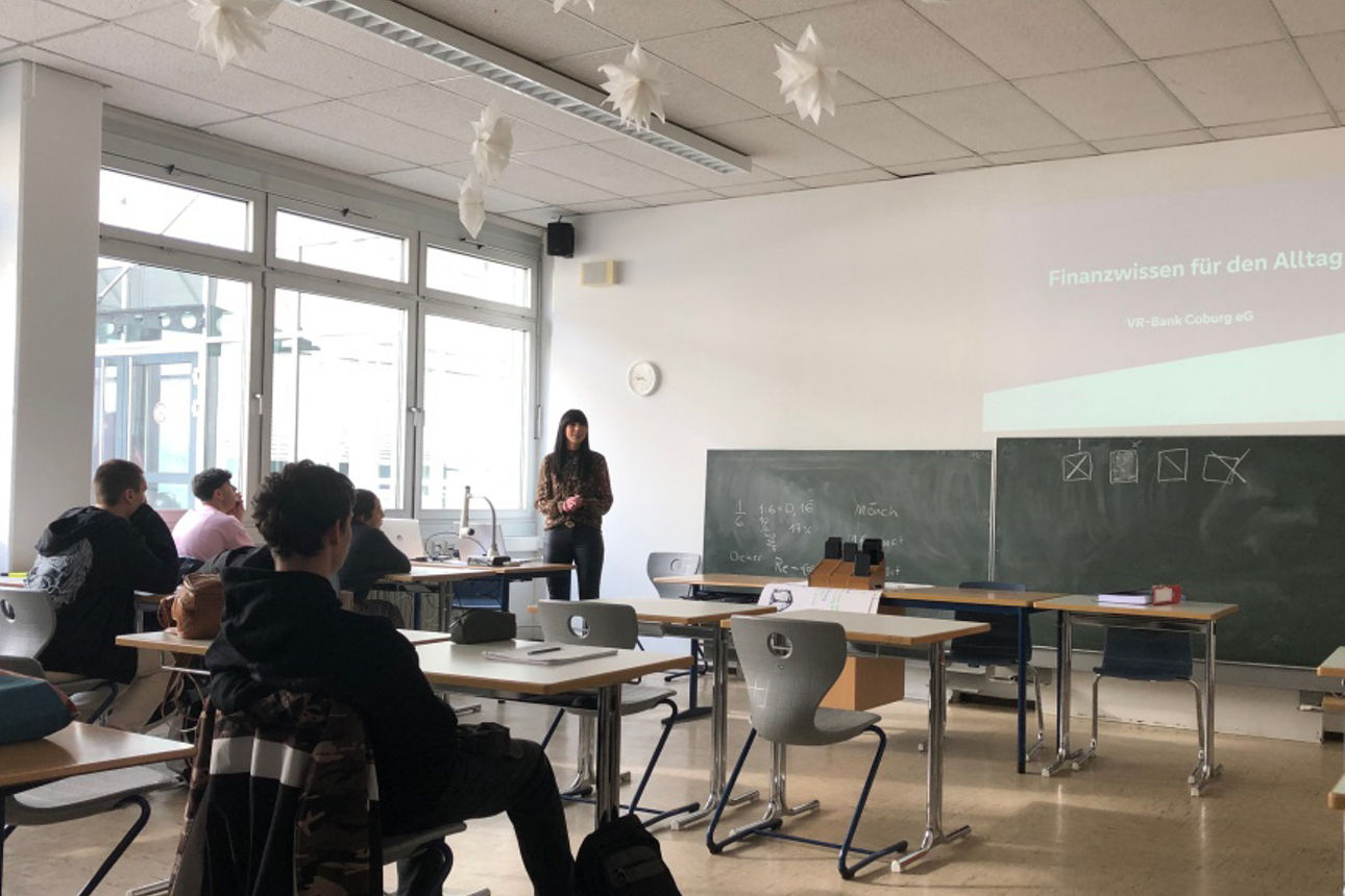 Annalena Hartung bei dem Bildungsvortrag zum Thema Finanzen am SBSCI