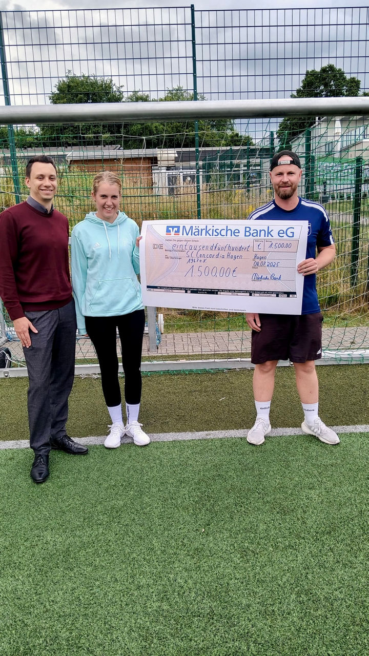v.l.n.r.: Pascale Osthoff,  Larissa Kohl-Höhne und Trainer Domi auf dem Fußballfeld bei der Übergabe des Zuwendungsscheck