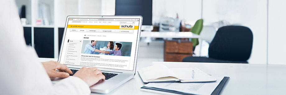 Ein modernes, in sanftes Licht getauchtes Büro zeigt die Macht der digitalen Verbindung. 