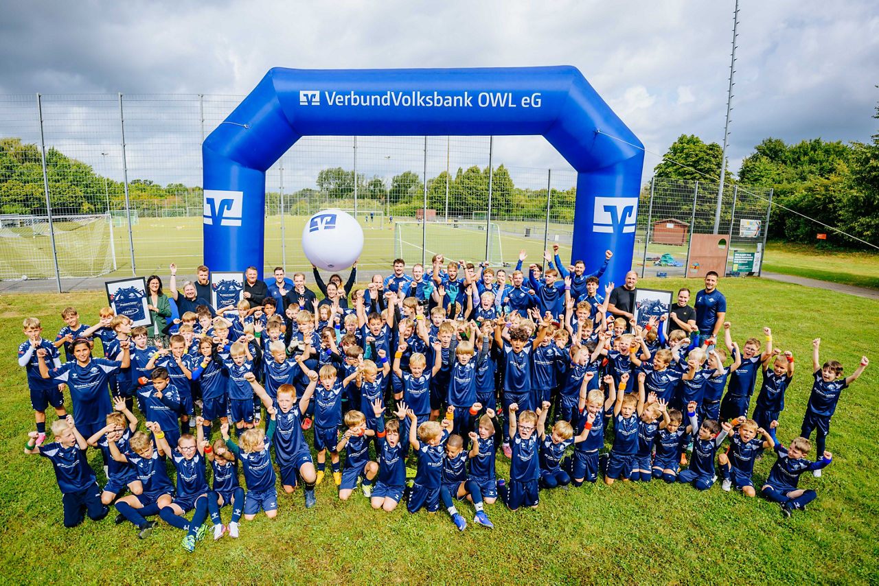 Mannschaftsfoto mit den teilnehmenden Kindern, dem SCP-Trainerteam und den Kooperationspartnern