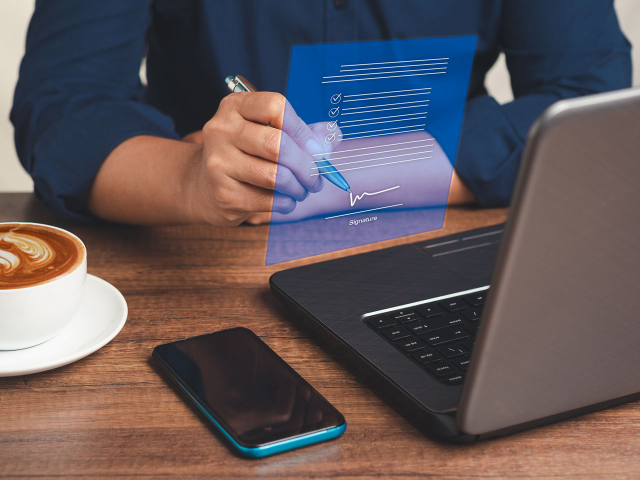 Herr in blauem Hemd unterschreibt digital auf virtuellem Bildschirm