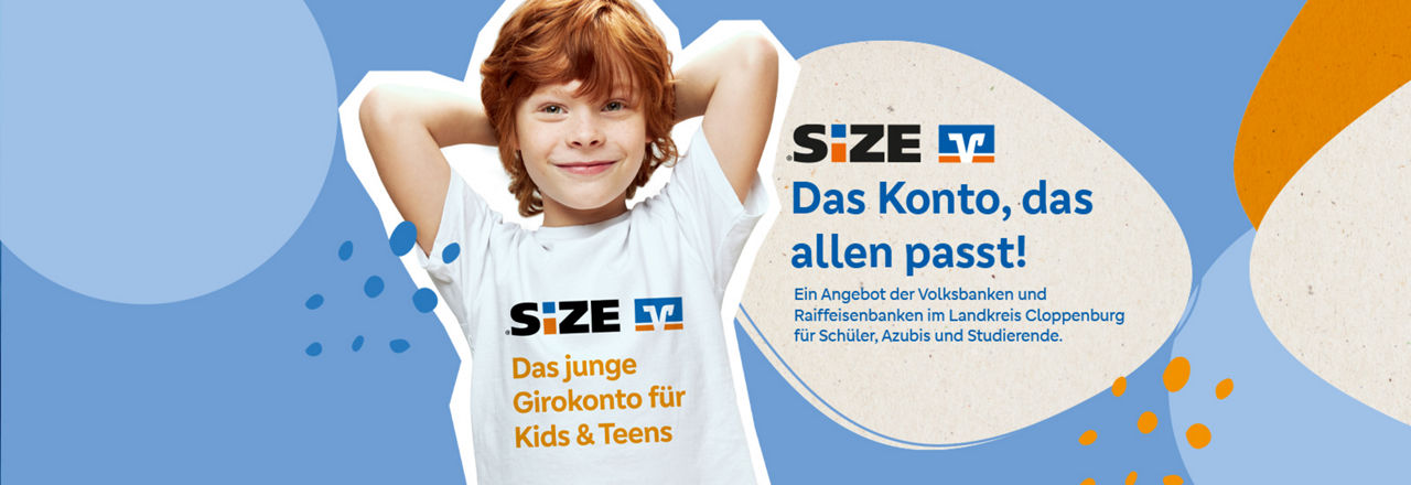 Ein Junge sitzt mit den Händen hinter dem Kopf und trägt ein weißes T-Shirt, auf dem steht: "SIZE - Das junge Girokonto ..''