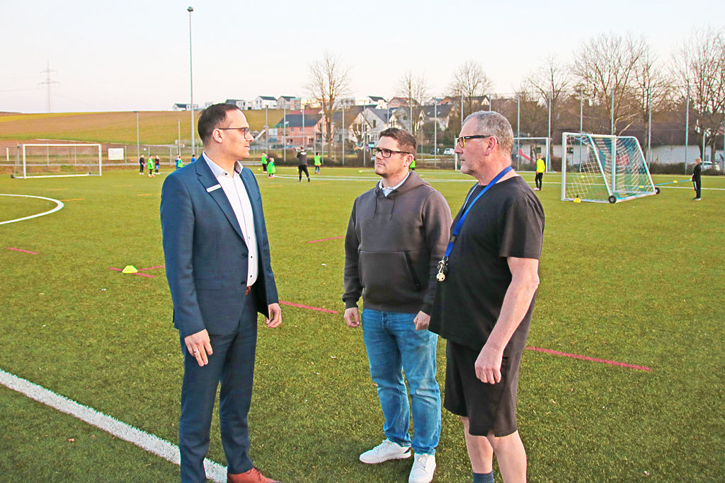 Berater und Mitglieder des SKV Erligheim auf dem Fußballplatz