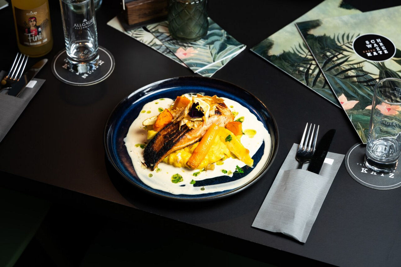 Essen auf Teller angerichtet in Schwarze Katz Memmingen