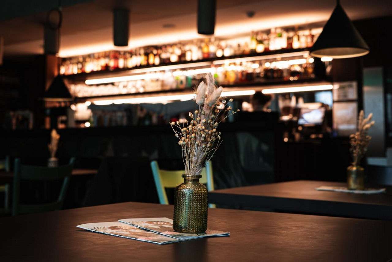 Vase auf Tisch angerichtet in Schwarze Katz Memmingen