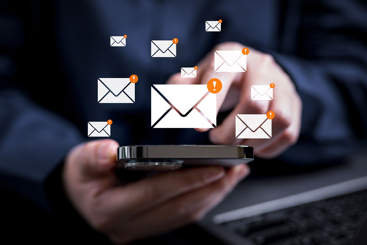 Handy in der Hand eines Mannes