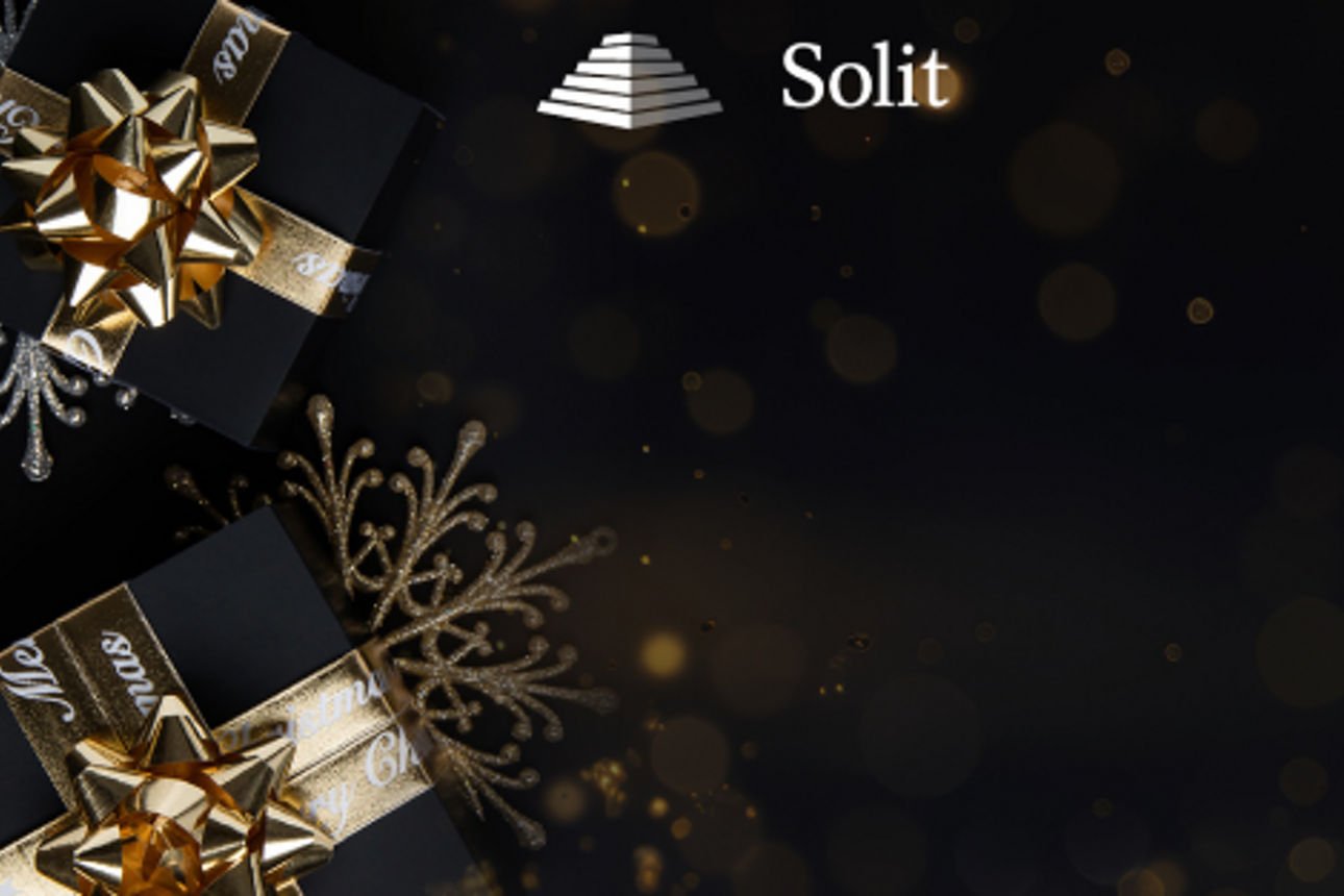 Ein dunkler Hintergrund mit Geschenken und dem Logo von SOLIT