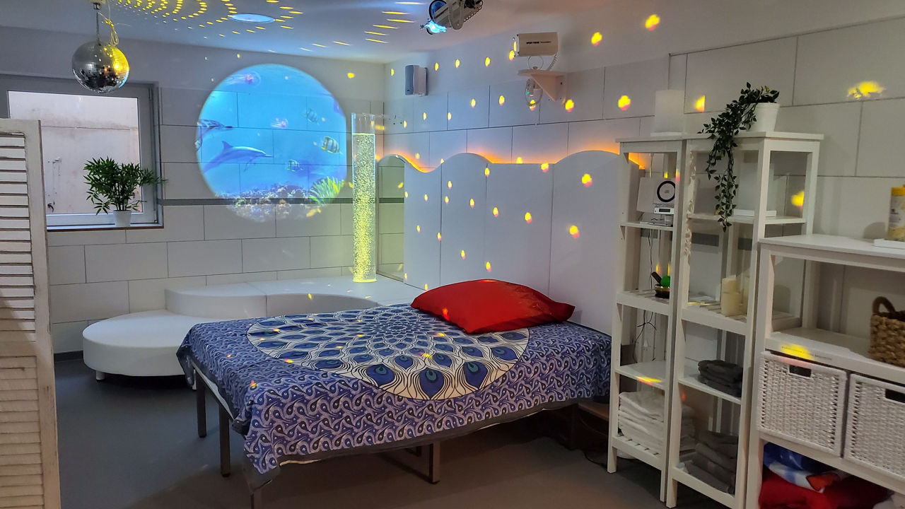 Ein Snoezelenraum mit einem Bett und speziellen Lichtelementen