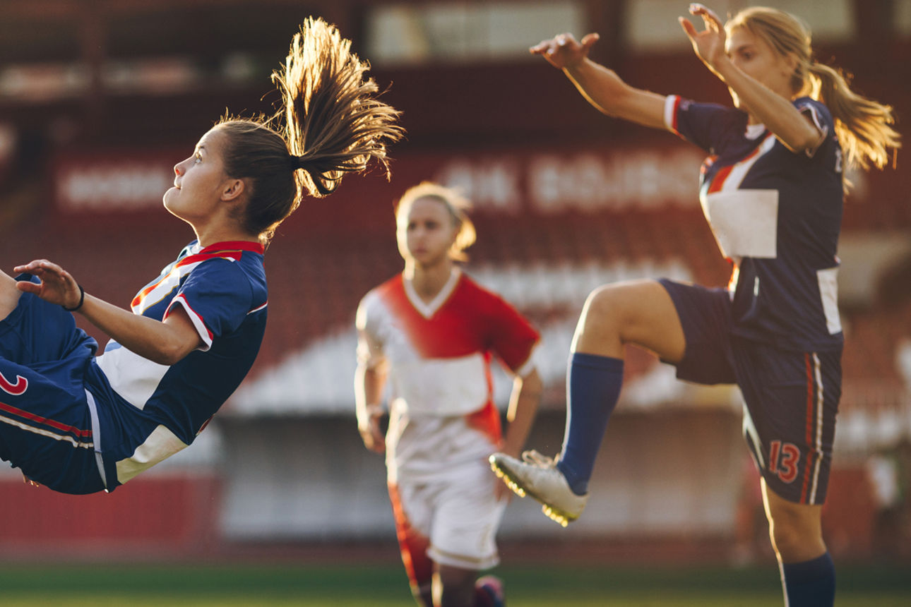 Junge Frau beim Torschuss