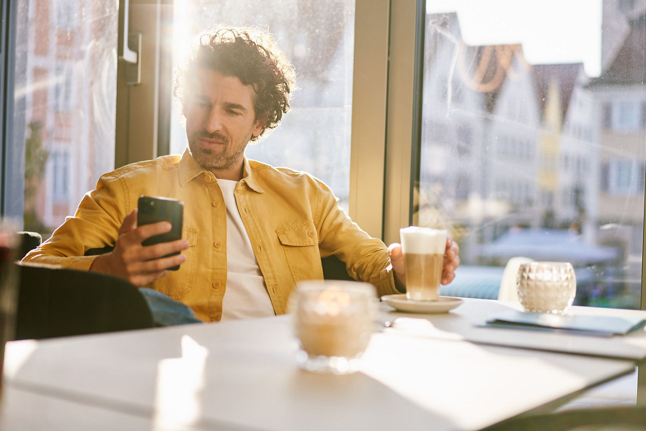 Junger Mann mit goldener girocard