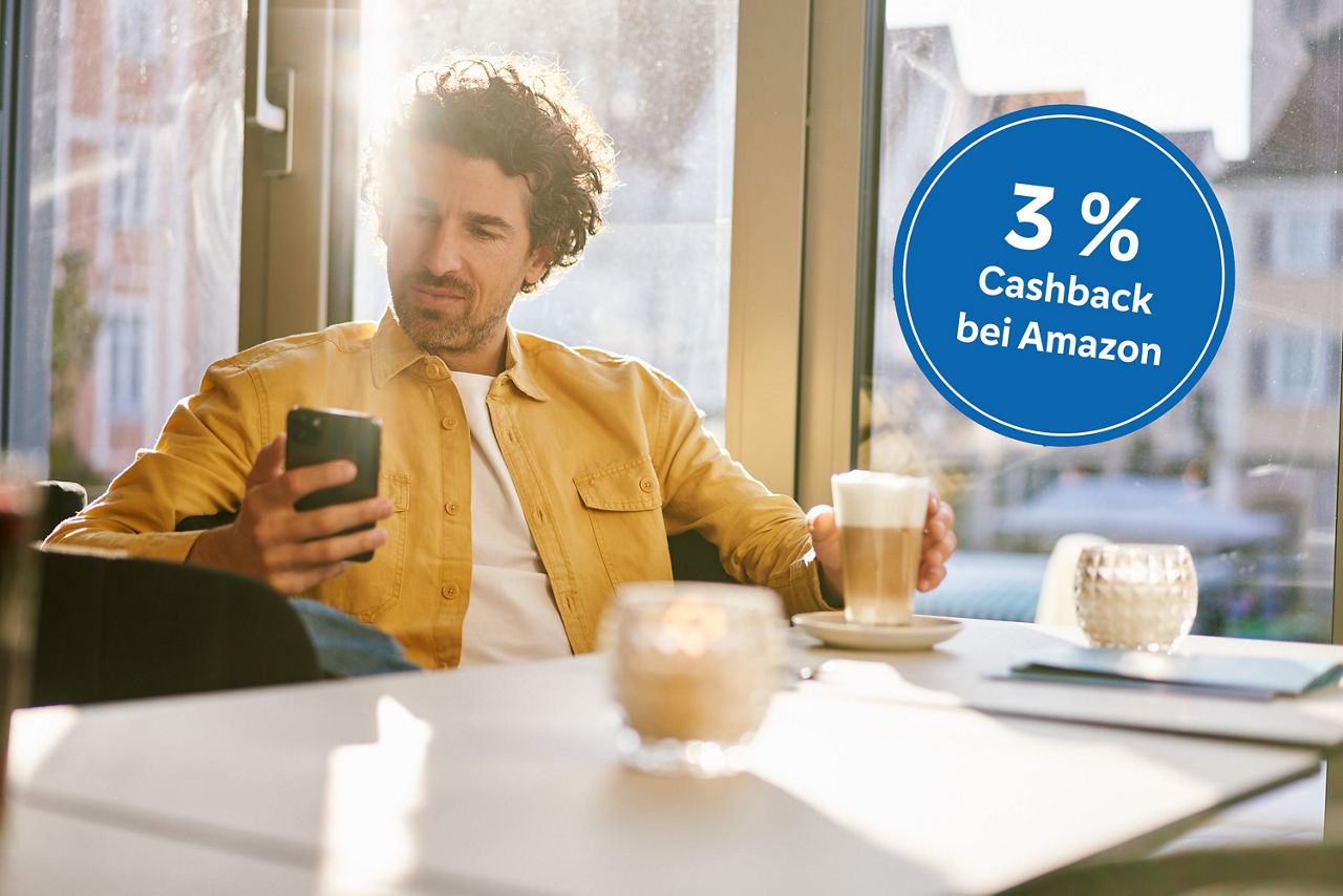 Junge Frau am Laptop und Kaffee mit Smartphone in der Hand, auf dem Bild ist ein blauer Störer mit 3 % Cashback bei Amazon