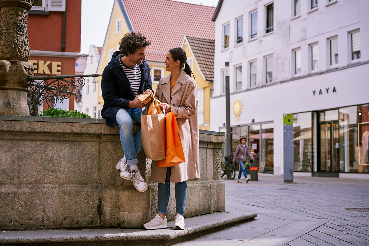 Eine Dame und ein Herr stehen an einem Brunnen