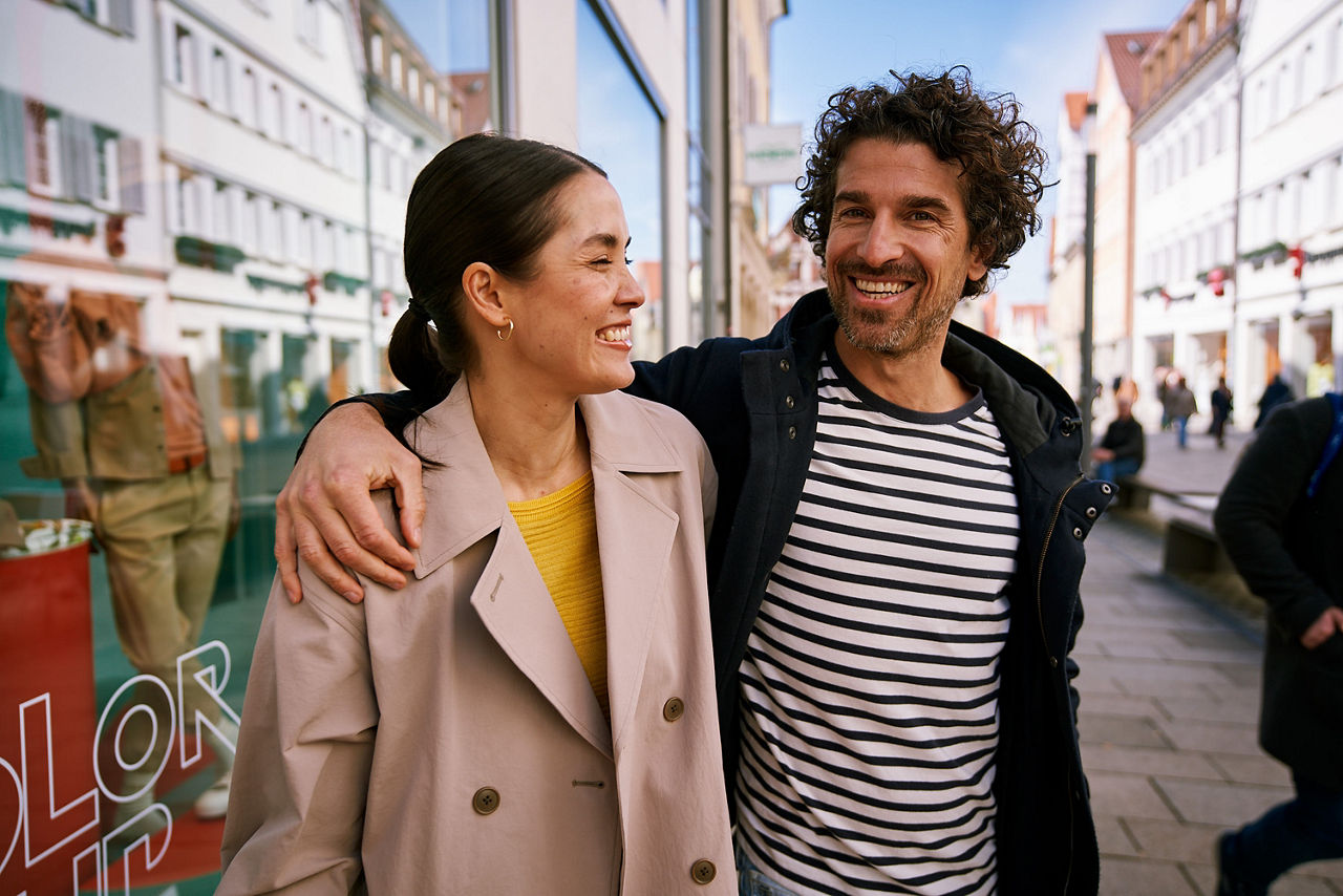 Frau und Mann Arm in Arm 