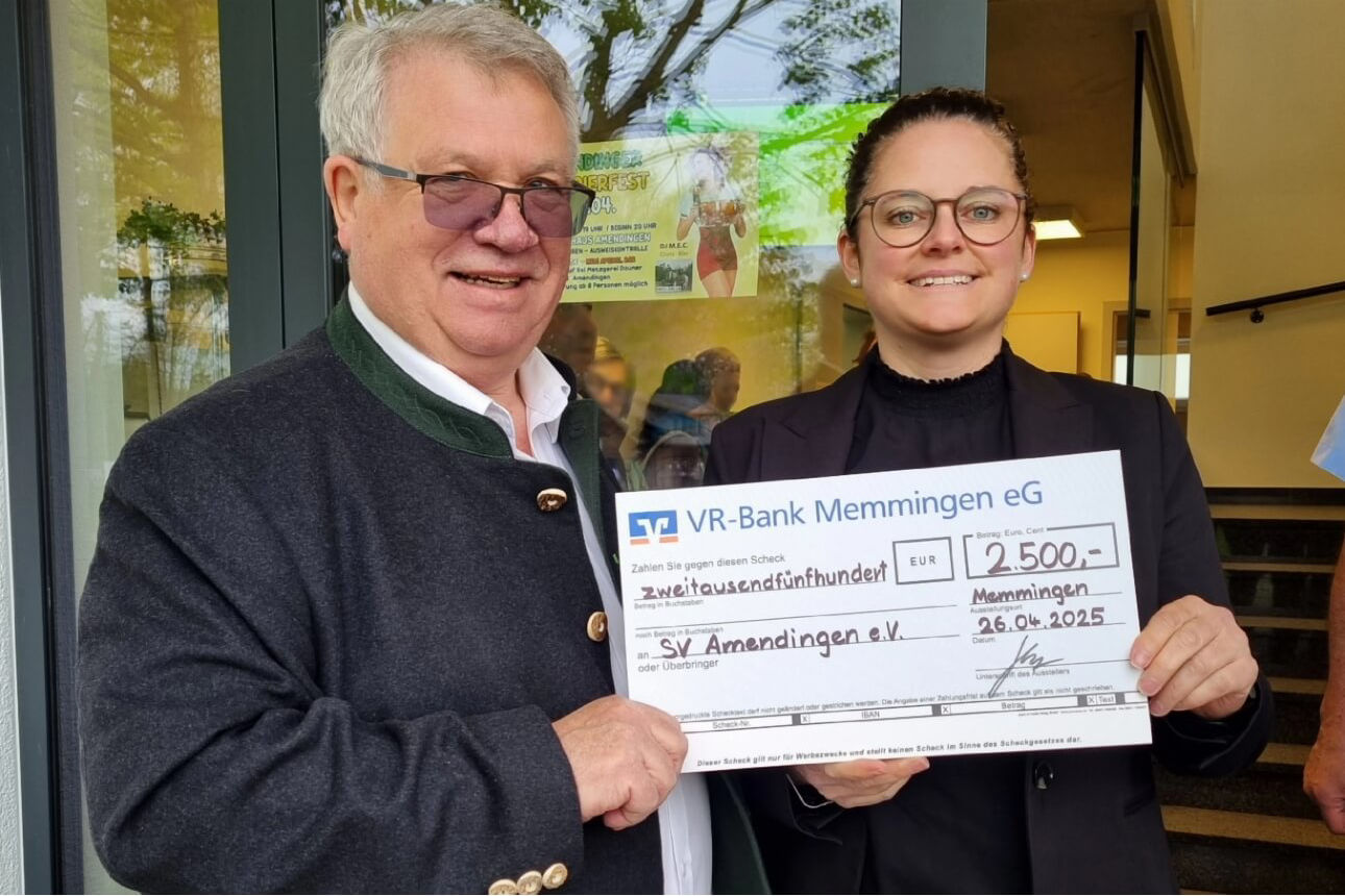 Geschäftsstellenleiterin Martina Keitler hält den Spendenscheck und steht neben Peter Schraut