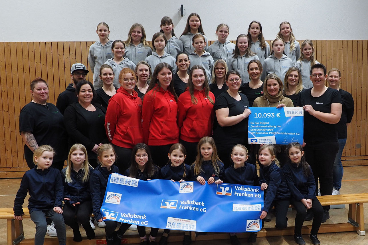 Viele Kinder und Vertreter des Sportverein "SV Germania 1946" Gerichstetten e.V. bei der Spendenübergabe in einer Sporthalle.
