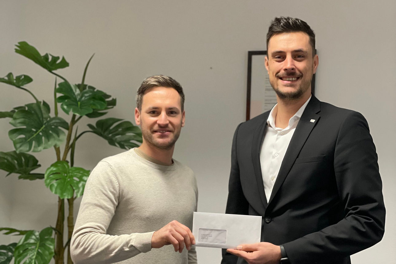 Spendenübergabe an den SV Neufraunhofen