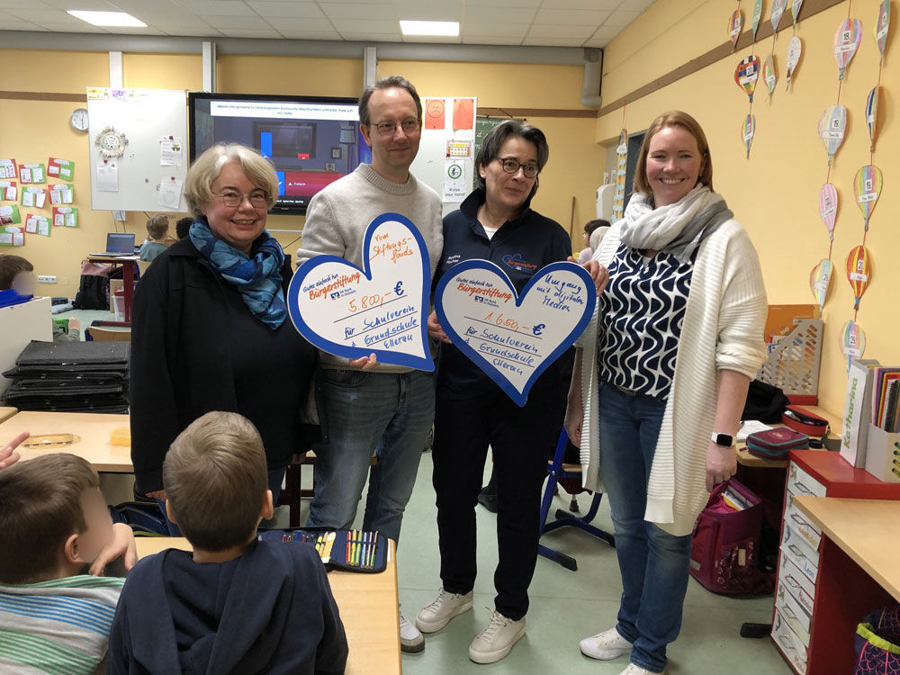 Frau Köhler-Prüß, Christian Dryer, Bettina Fischer, Sina Stuve beim Scheckübergabetermin der Grundschule Ellerau
