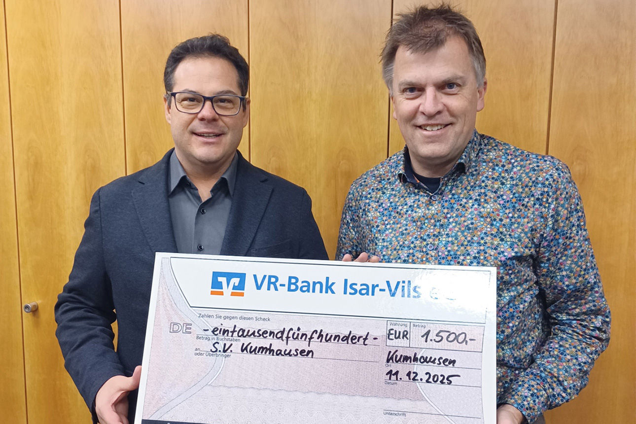 Zwei Männer lächeln in die Kamera. Sie halten einen Riesenscheck in der Hand.