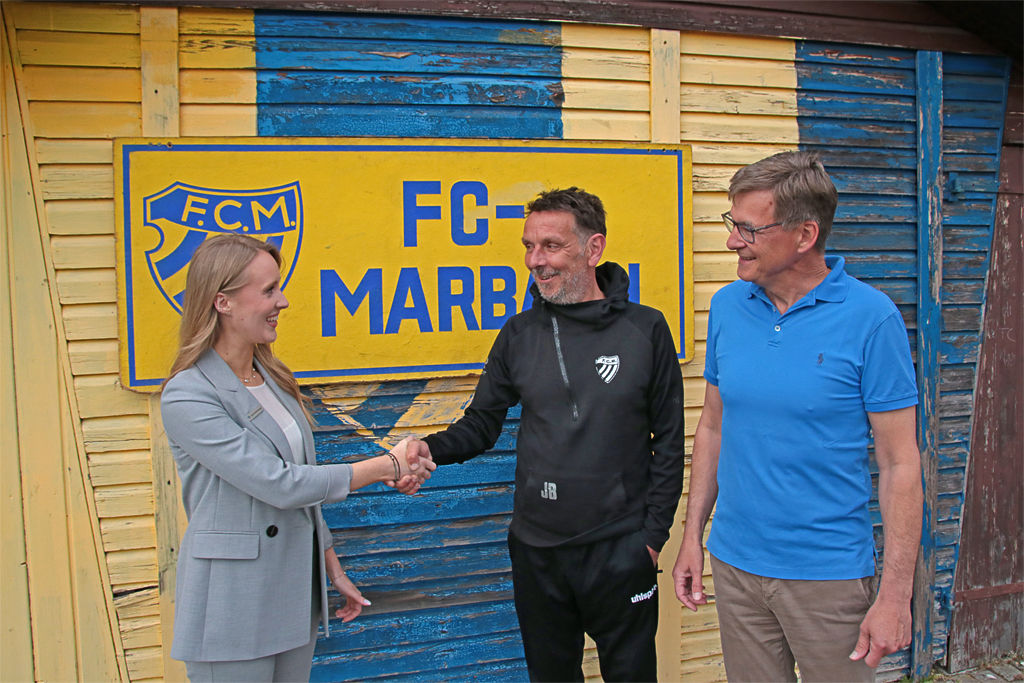 Mitgliede des Förderverein und Vorsitzender des FC Marbach bei der Begrüßung mit einer Bankangestellten