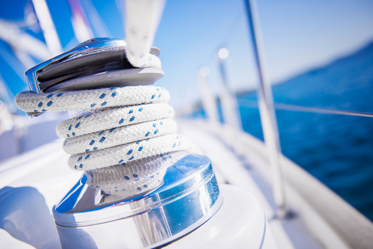 Detailansicht einer Segelboot-Winde und einem Seil von einer Yacht