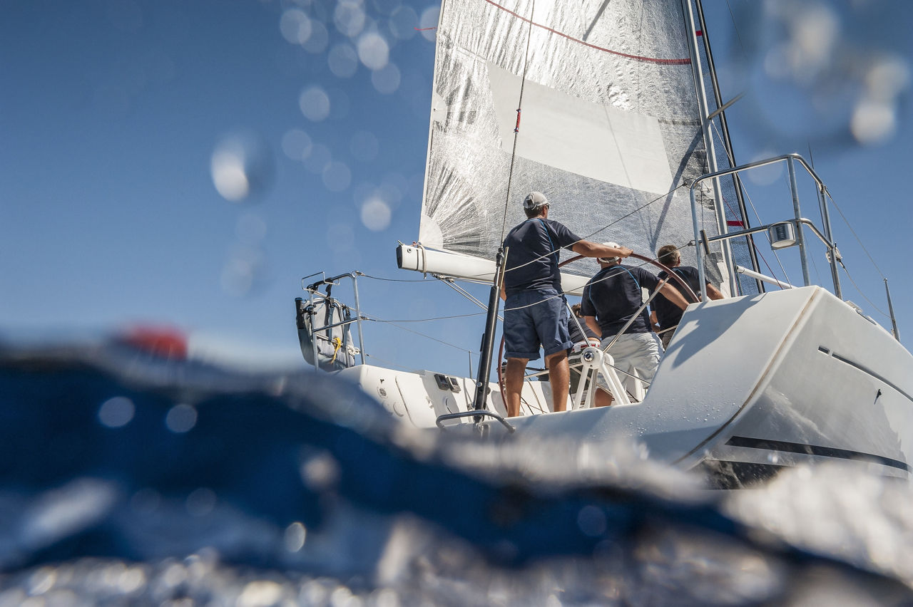 Achterschiff eines Segelboots mit Skipper aus der Unterwasserperspektive