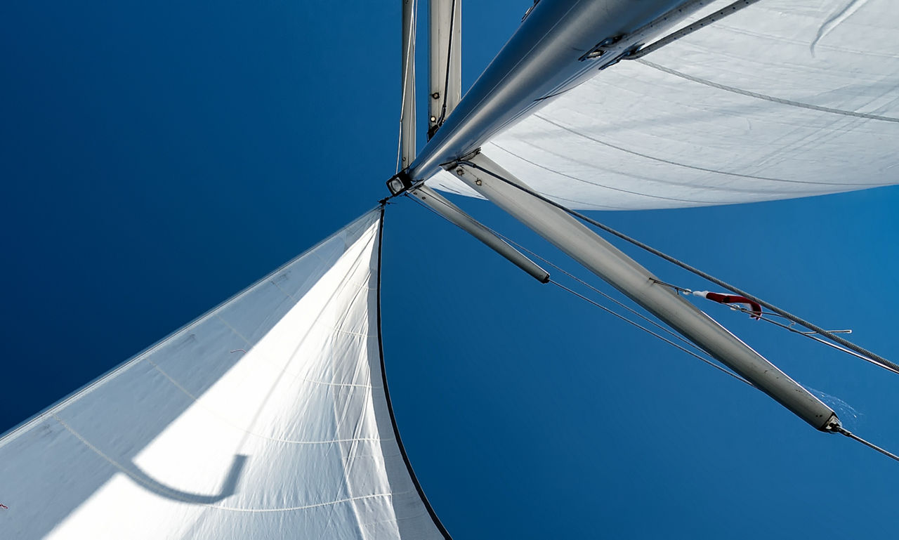 Segel einer Segelyacht im Wind