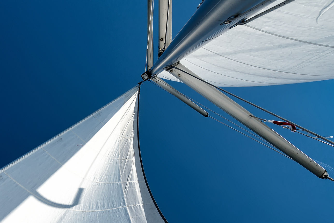 Segel einer Segelyacht im Wind