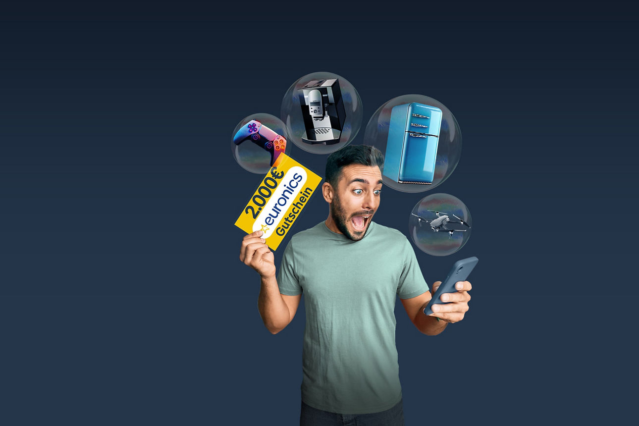 Junger Mann mit 2000-EUR-Gutschein und technischen Geräten