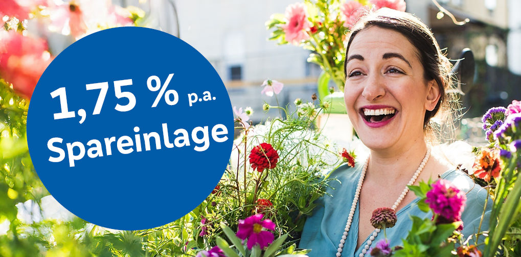 Eine Frau umgeben von Blumen