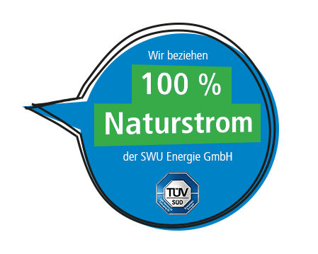 Das Logo ist blau und grün mit weißer Aufschrift "100 % Naturstrom"