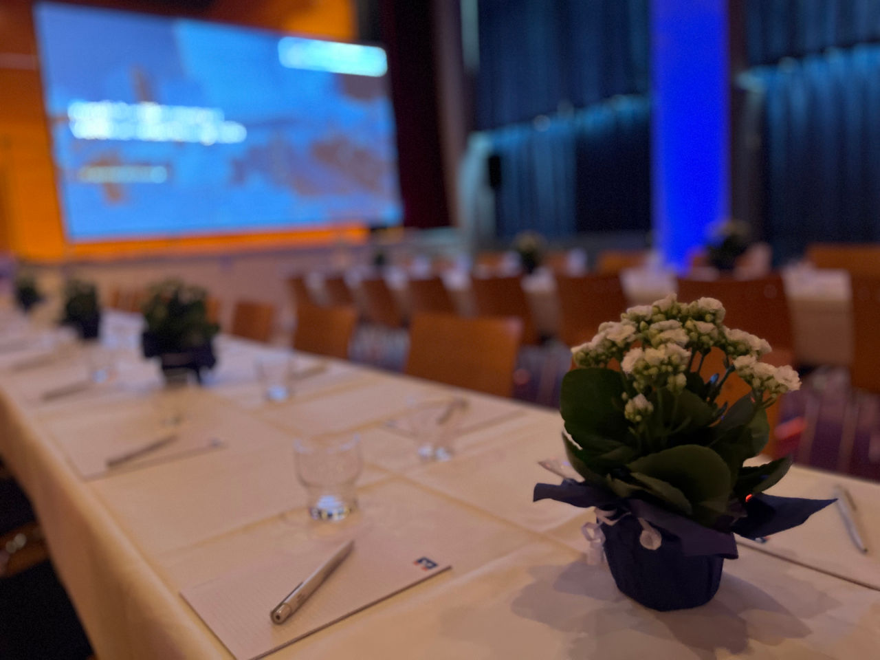 Saal der Vertreterversammlung mit Tisch im Vordergrund