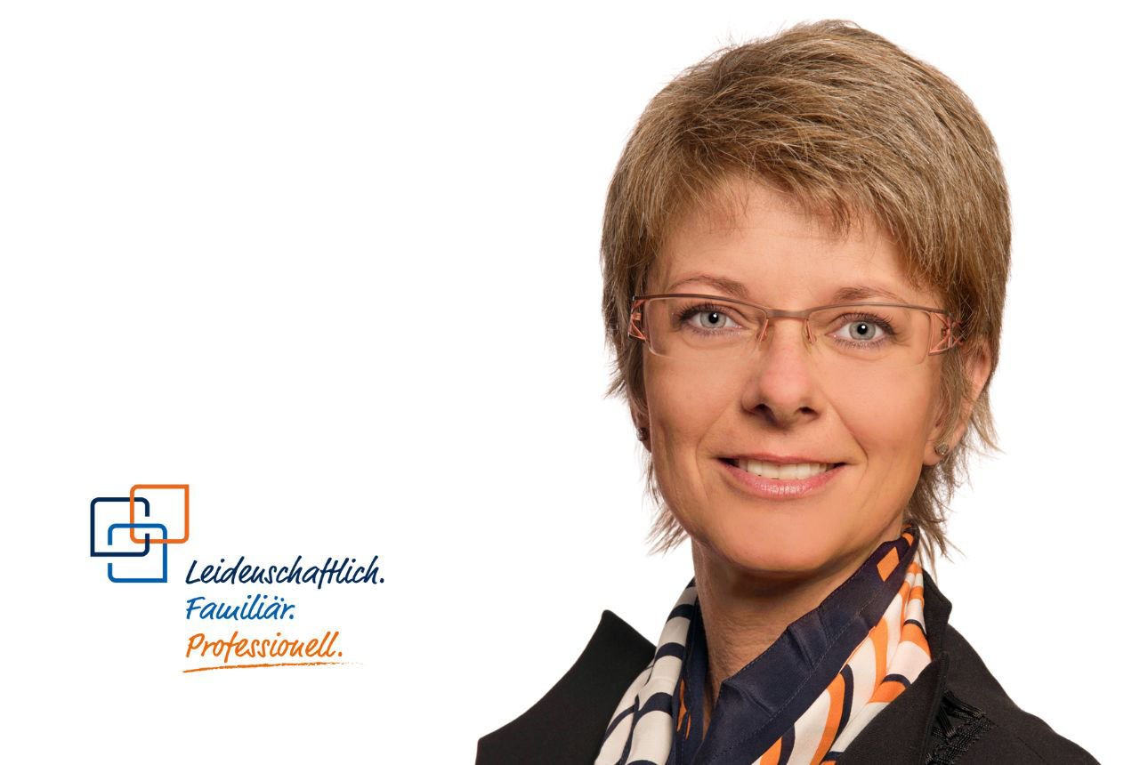 Porträt von Sabine Ibelherr, einer lächelnden Frau mit kurzen blonden Haaren, Brille und einem gemusterten Tuch. Daneben das Firmenlogo und der Slogan "Leidenschaftlich. Familiär. Professionell."