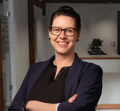 Frau Sabrina Käbisch im Anzug
