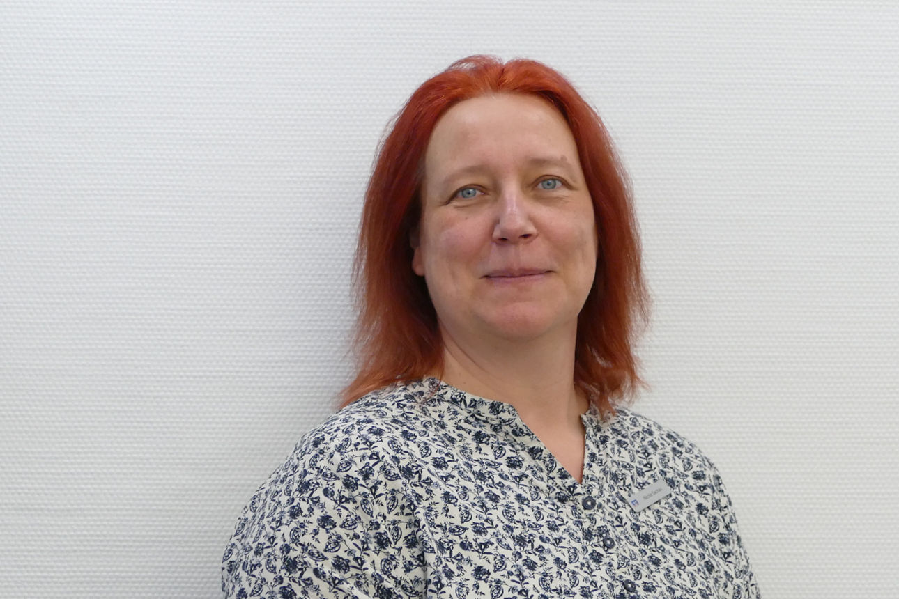Eine Frau schaut in die Kamera