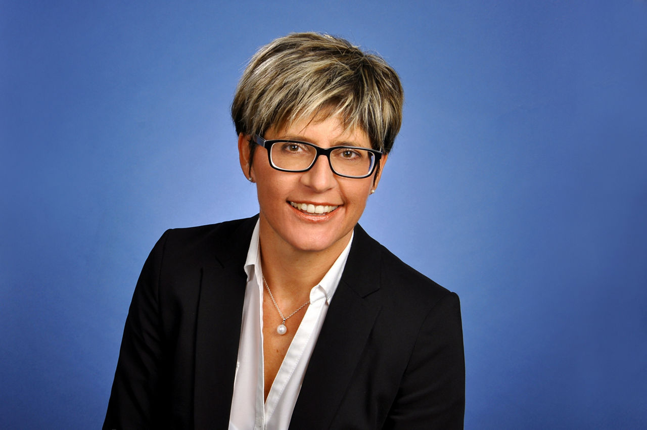 Frau vor blauer Leinwand