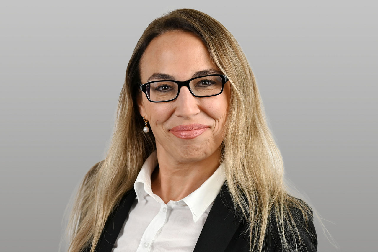 Servicemitarbeiterin Urguya Nilüfer Sahin vor grauen Hintergrund