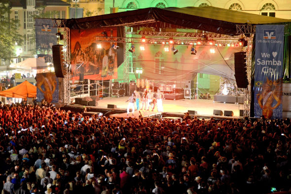 Menschenmenge vor der Hauptbühne des Internationalen Samba-Festivals in Coburg