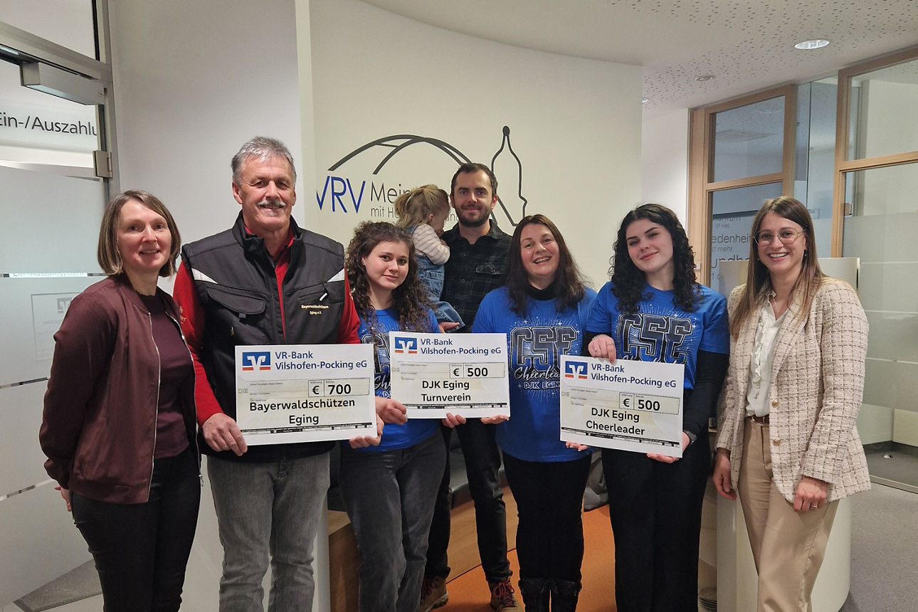 Die Spendenempfänger mit symbolischen Spendenschecks