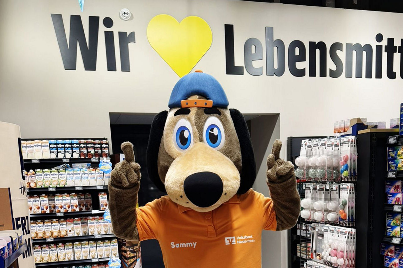 Maskottchen Sammy bei der Neueröffnung von Edeka Brüggemeier in Kamp-Lintfort