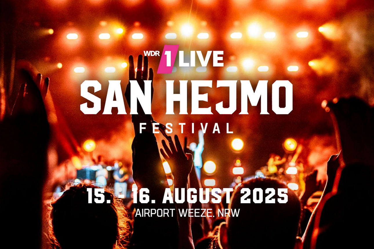 Man sieht eine feiernde Menge vor einer Festivalbühne im Gegenlicht der Scheinwerfer. Als Text liegt darüber: San Hejmo Festival 15.-16. August 2025 Airport Weeze. NRW