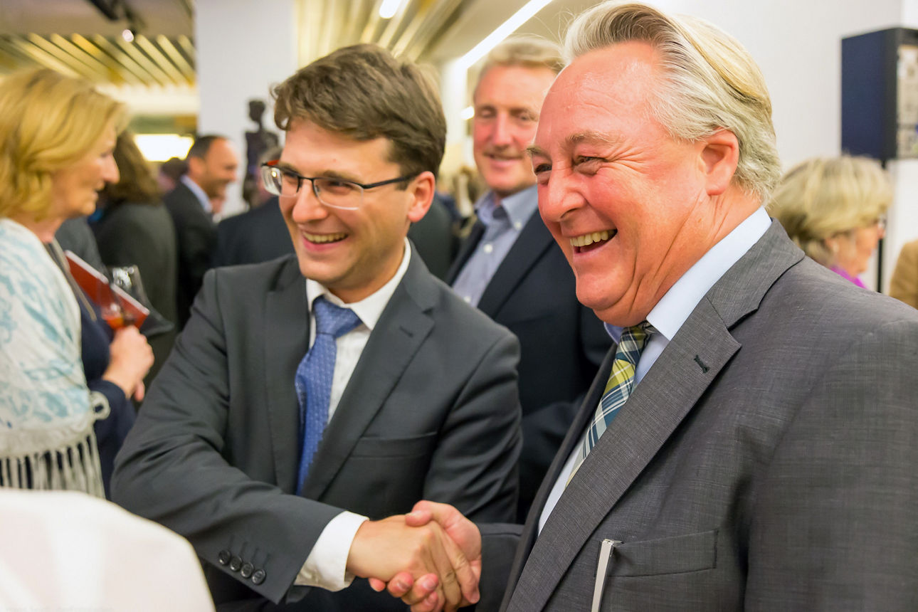 Zwei Männer reichen sich die Hände