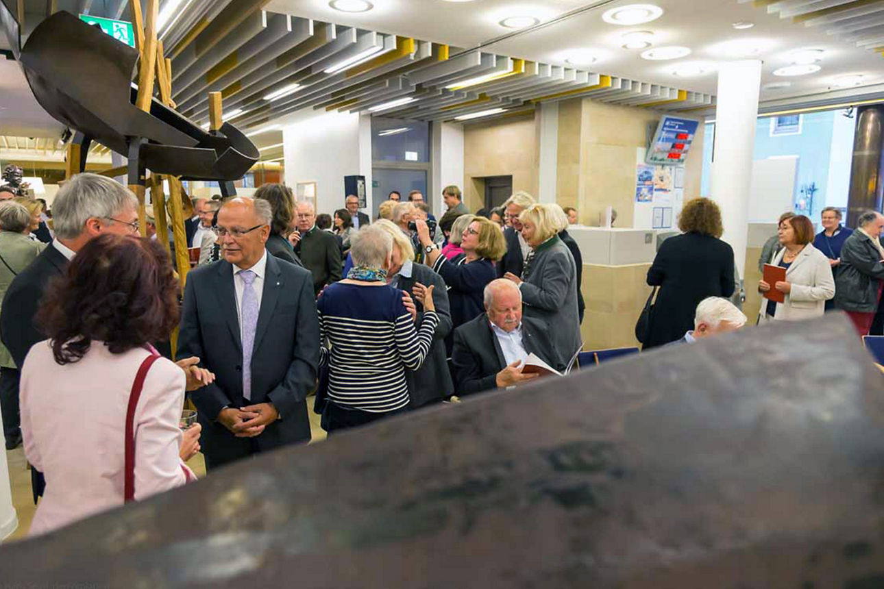 Viele Menschen befinden sich auf einer Kunstausstellung