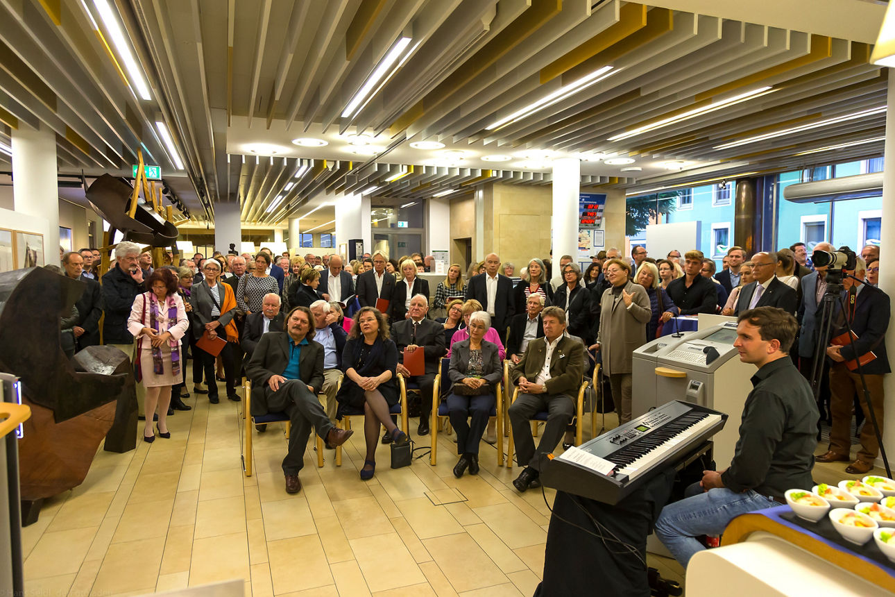 Viele Menschen befinden sich auf einer Kunstausstellung